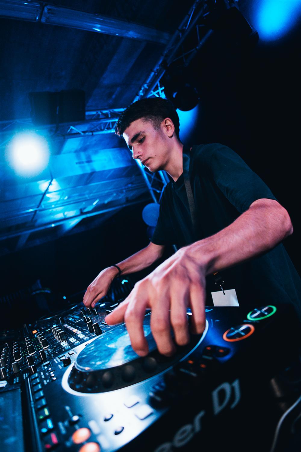 DJ LK aux CDJ sous les lumières