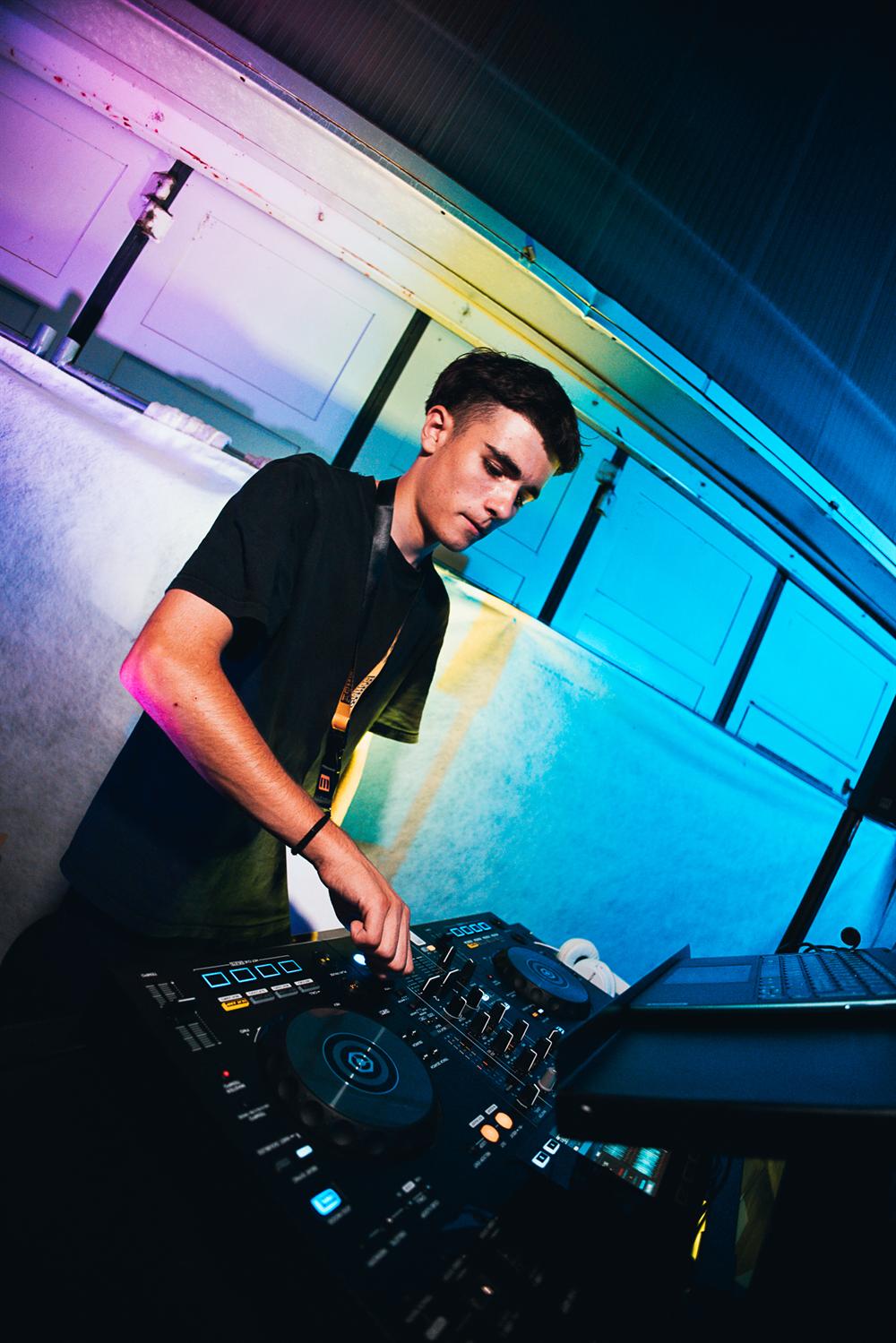 DJ LK mixant en soirée privée